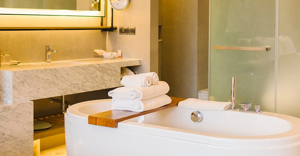 Instalaciones sanitarias con agua caliente centralizada y redes de gas en hoteles de Chile